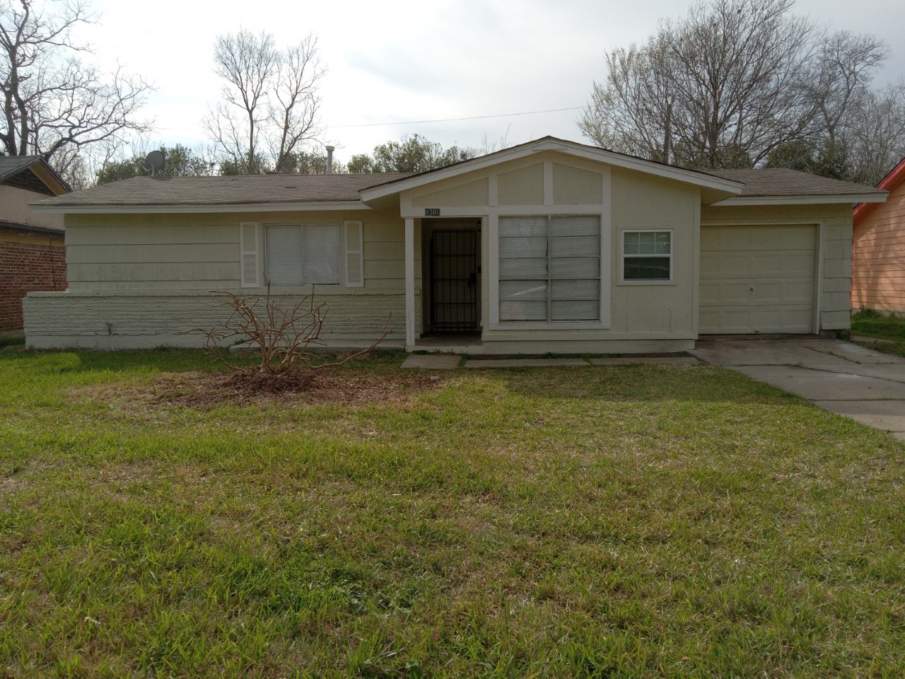 9306 St Lo Road Houston, TX 77033 - Photo 2 of 13