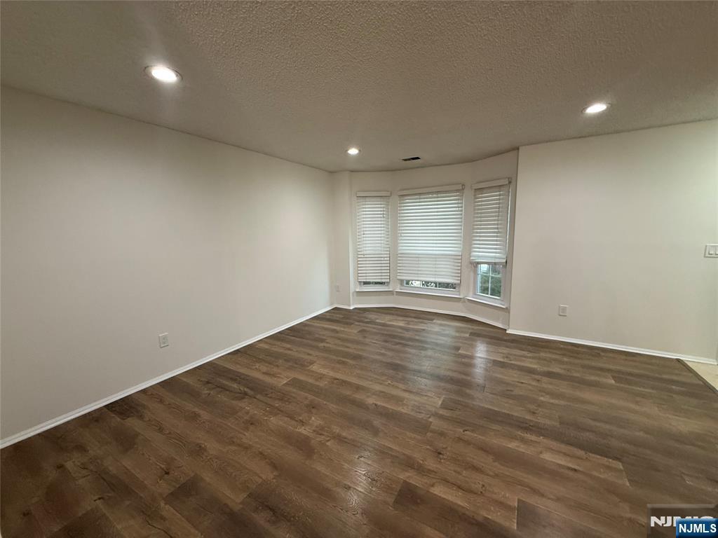 250 Larch Lane Mahwah, NJ 07430 - Photo 5 of 20