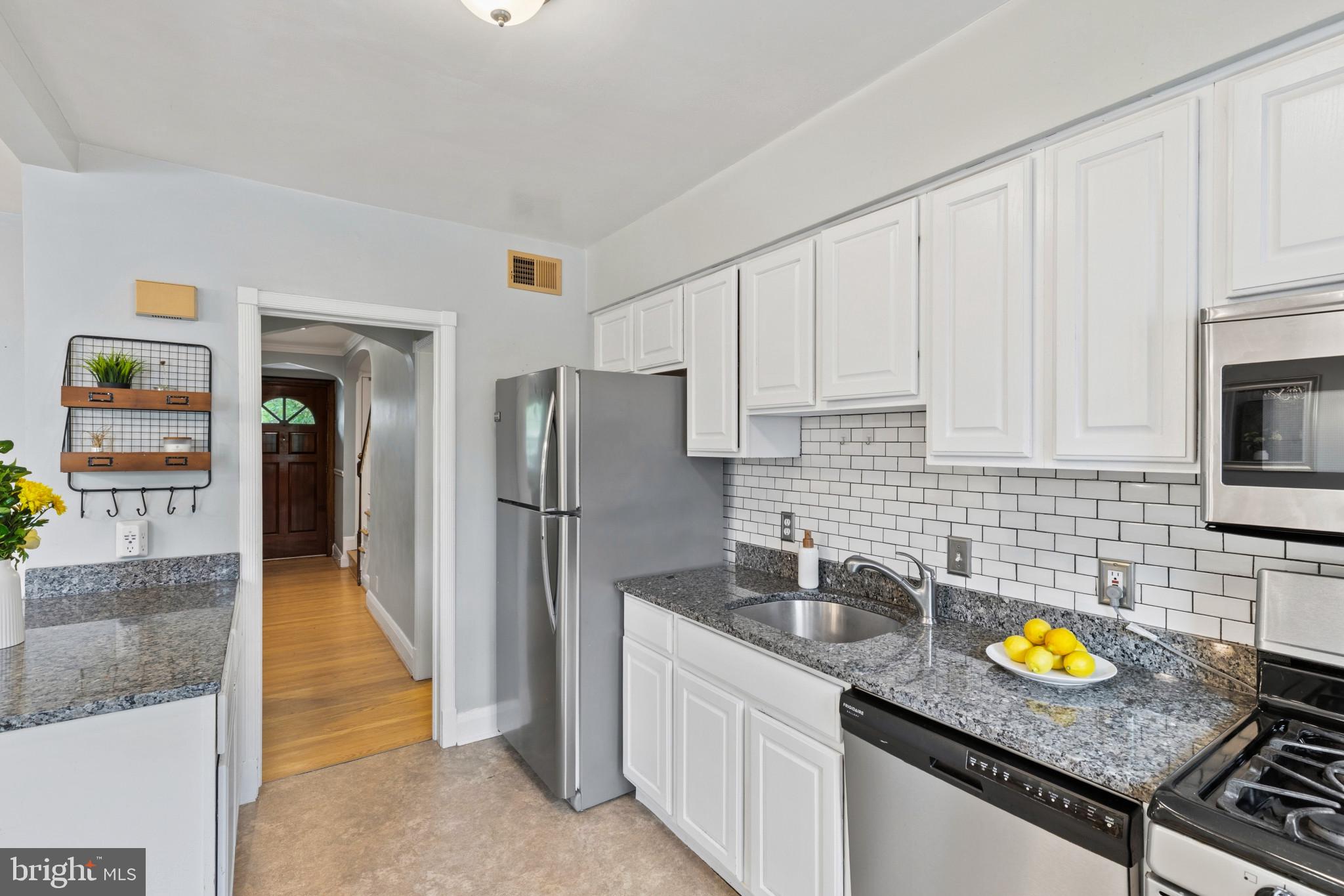 62 Dunkirk Road Baltimore, MD 21212 - Photo 14 of 37 Gourmet kitchen w/ granite ctrs & SS appliances