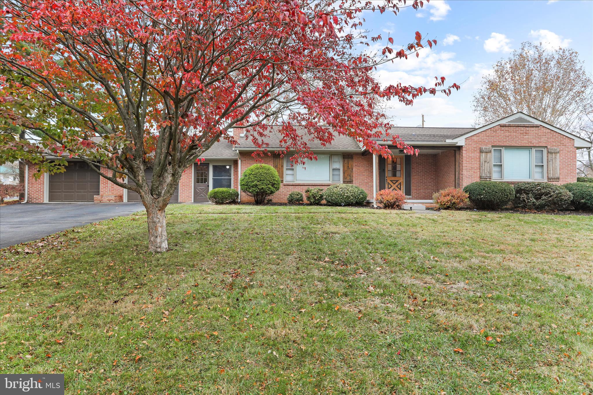 13347 Keener Road Hagerstown, MD 21742 - Photo 1 of 44 a front view of a house with garden
