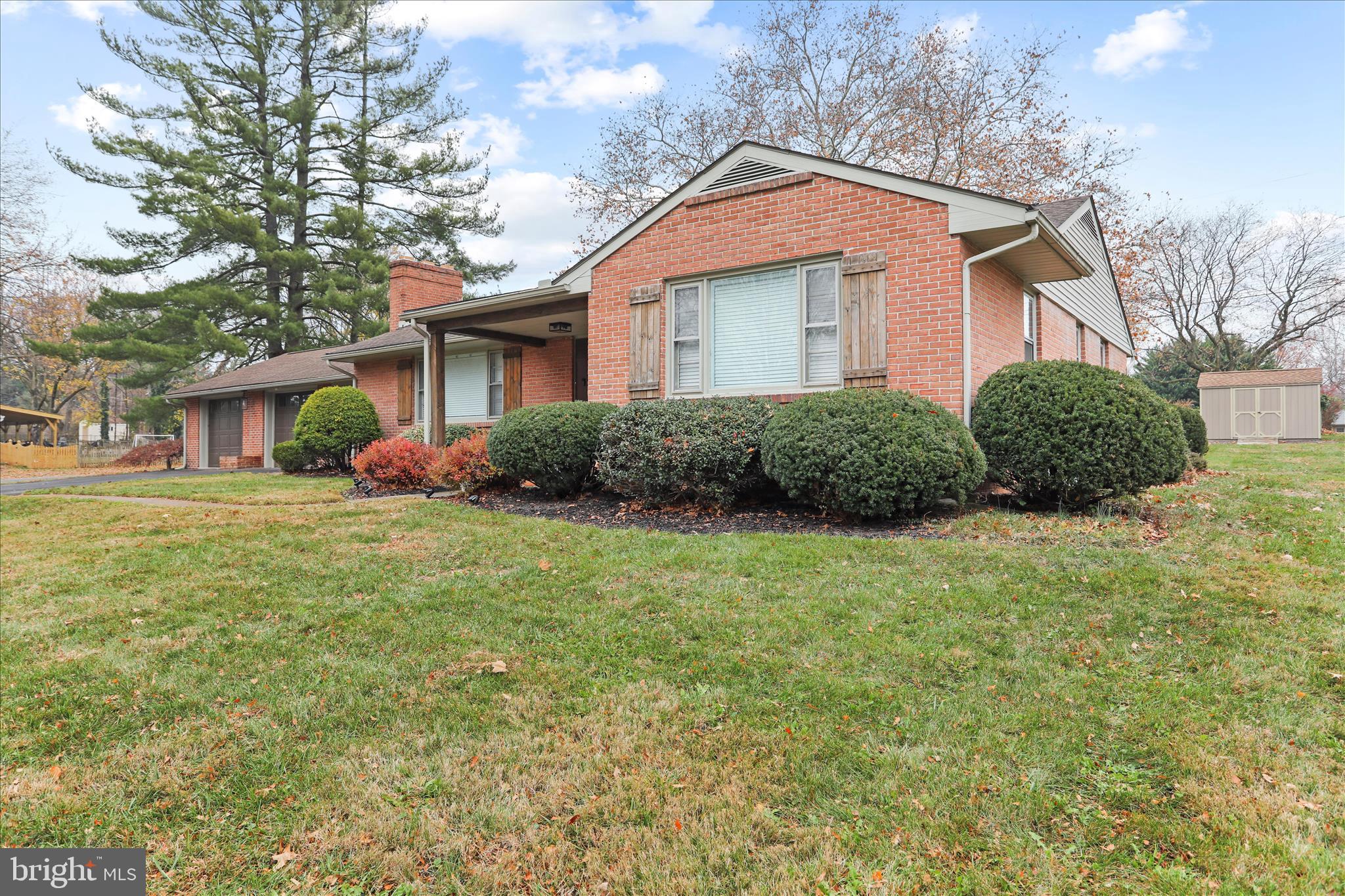 13347 Keener Road Hagerstown, MD 21742 - Photo 4 of 44 a front view of a house with garden