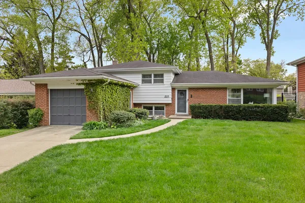 $695,000 | 221 West Sheridan Place, Lake Bluff, IL 60044
