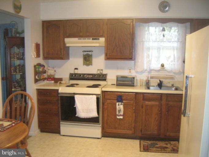 2721 Parallel Path Abingdon, MD 21009 - Photo 6 of 14 Kitchen