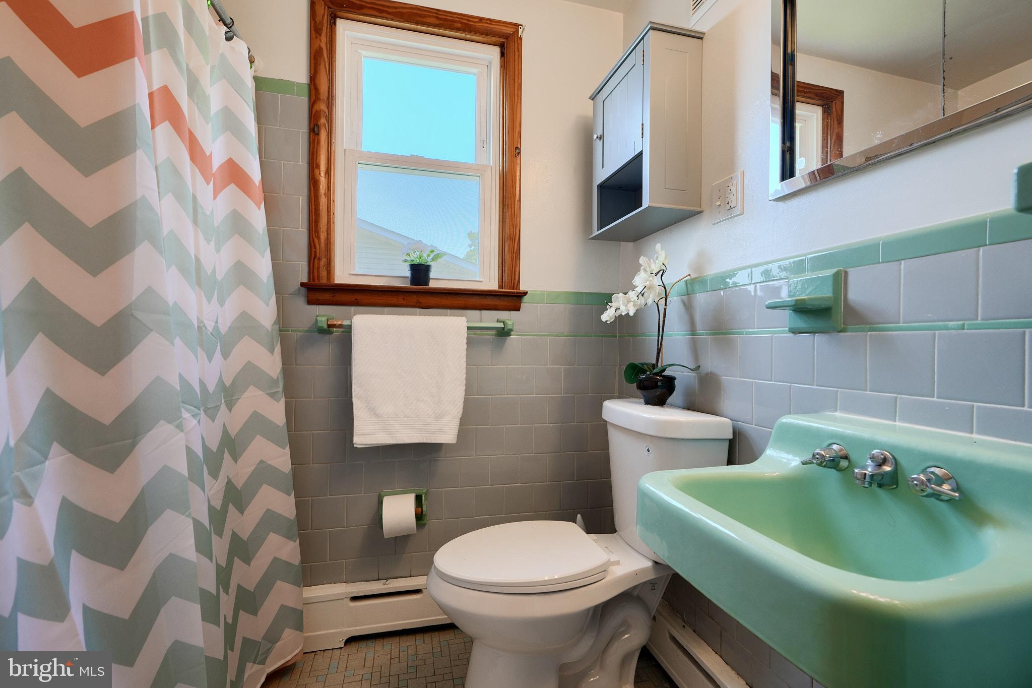 8003 Highpoint Road Parkville, MD 21234 - Photo 21 of 29 Upper level bathroom