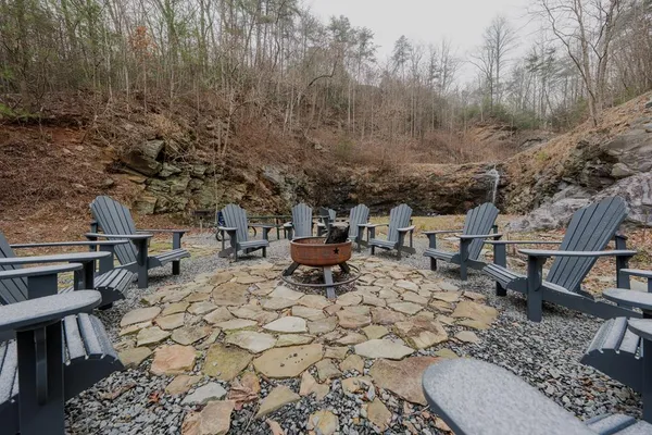 an outdoor space with lots of white furniture