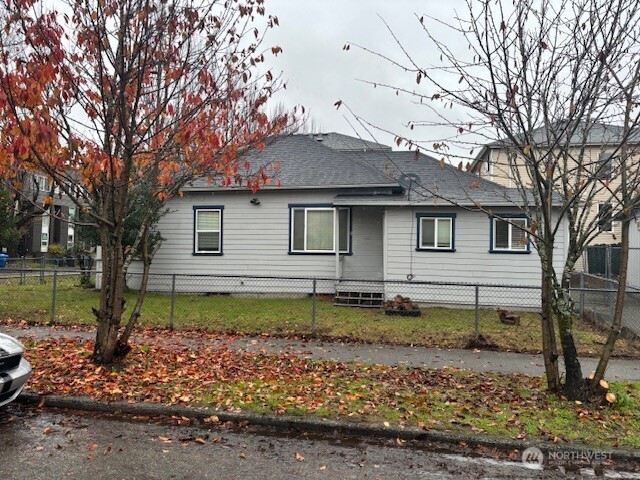 1922 15th Avenue South Seattle, WA 98144 - Photo 3 of 5 a backyard of a house with lots of green space
