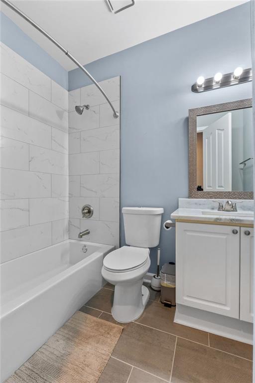 295 Springwater Chase Newnan, GA 30265 - Photo 43 of 68 a bathroom with a toilet sink and a bathtub