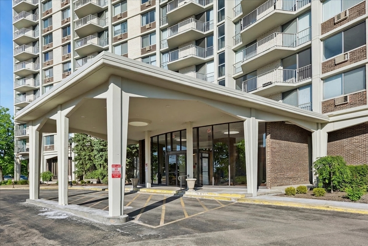 40 North Tower Road, Unit 8F Oak Brook, IL 60523 - Photo 3 of 24
