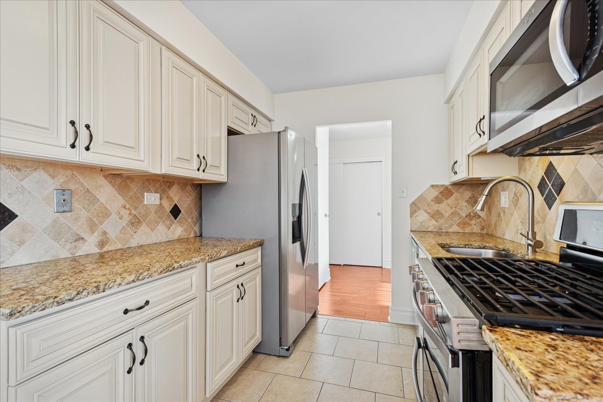 40 North Tower Road, Unit 8F Oak Brook, IL 60523 - Photo 10 of 24