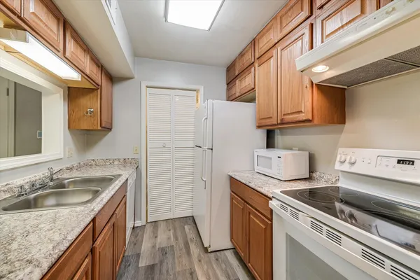 $1,400 | 6718 Silvermine Drive, Unit 903, Austin, TX 78736