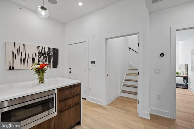 a view of entryway and kitchen