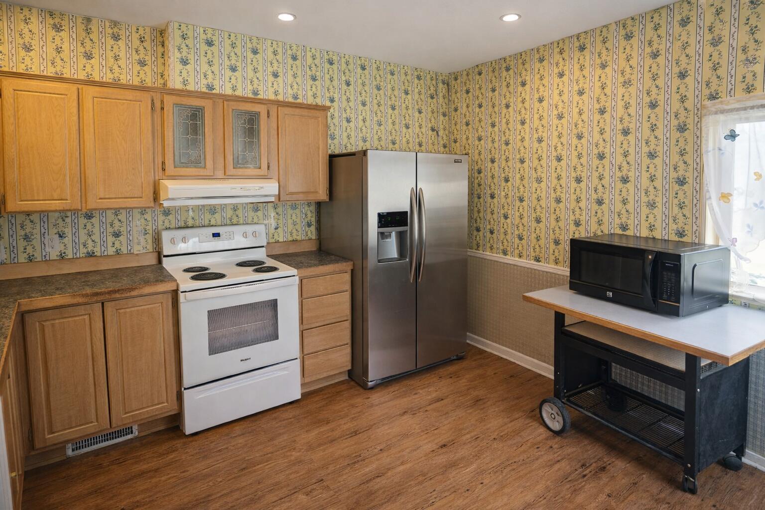 16395 Dawn Road La Pine, OR 97739 - Photo 18 of 33 a kitchen with stainless steel appliances a stove a microwave and a refrigerator