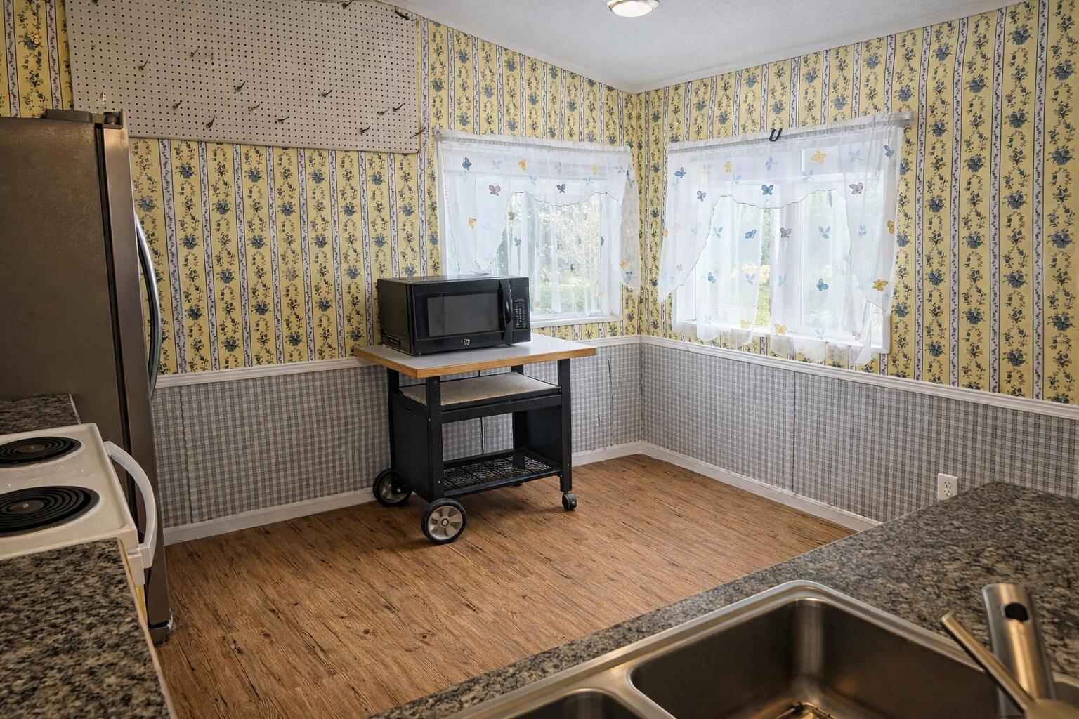 16395 Dawn Road La Pine, OR 97739 - Photo 20 of 33 a view of a livingroom with workspace and a window