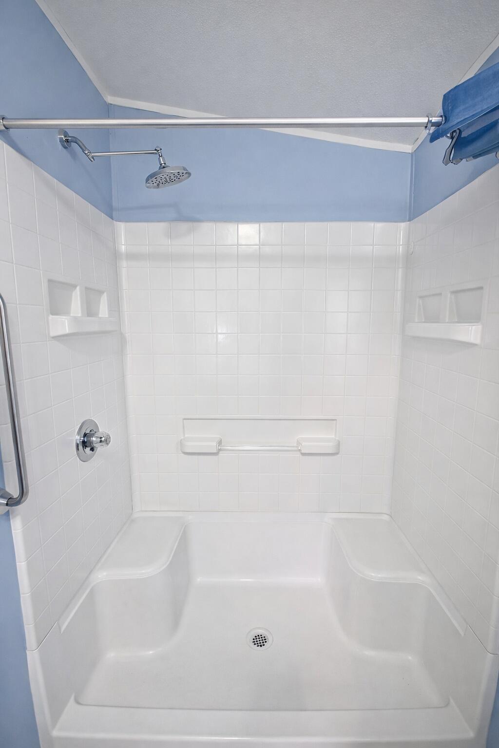16395 Dawn Road La Pine, OR 97739 - Photo 24 of 33 a bathroom with a bathtub
