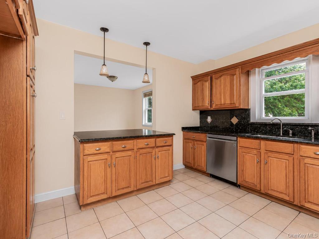 4004 Rombouts Avenue Bronx, NY 10466 - Photo 10 of 37
