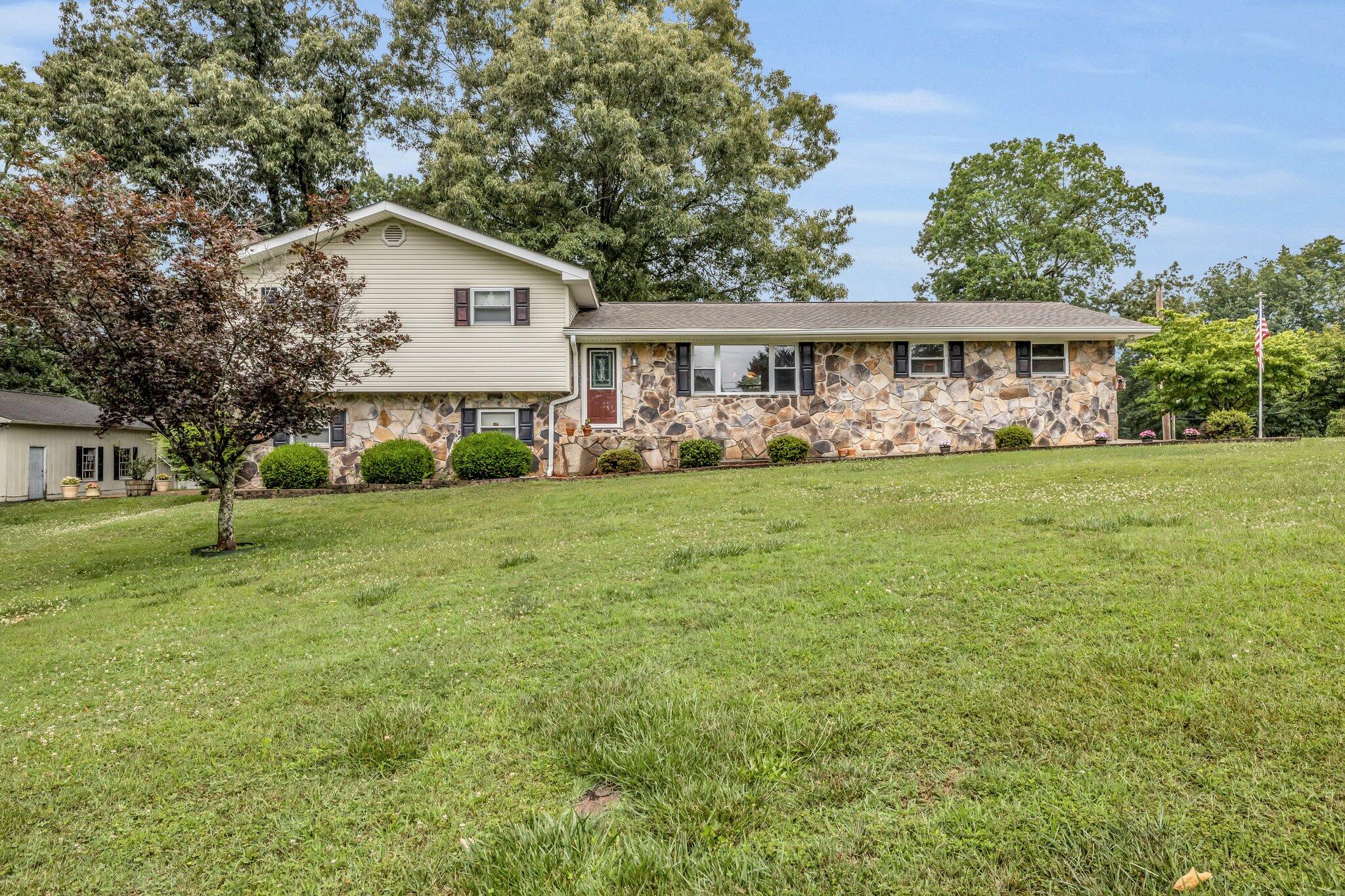 318 Ricky Drive Dalton, GA 30721 - Photo 5 of 29 3-web-or-mls-4T1A1853
