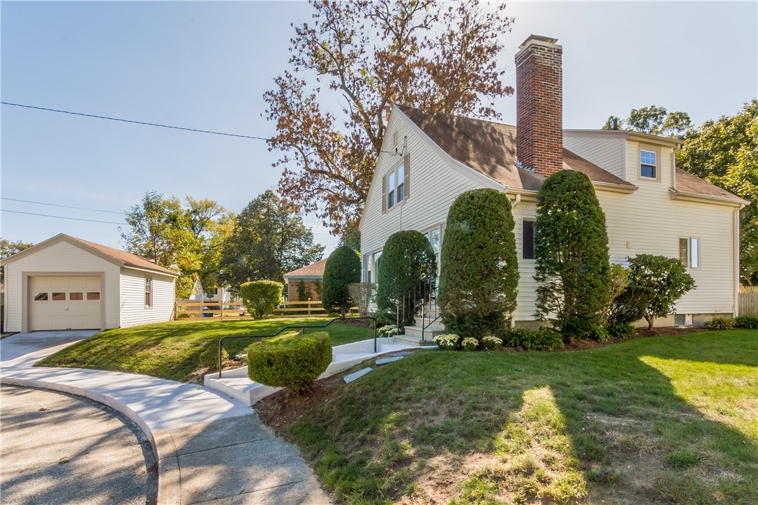 20 Edgemere Road Cranston, RI 02905 - Photo 3 of 33