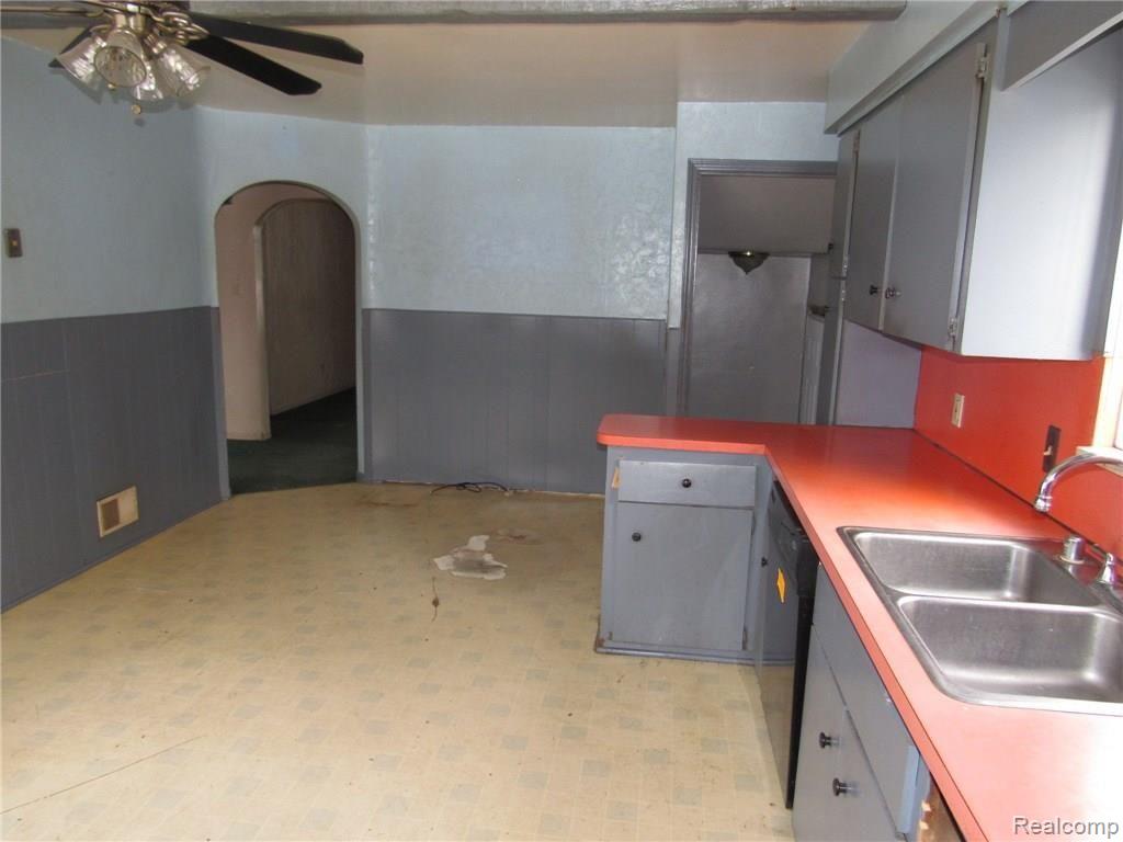 7260 Stephens Road Center Line, MI 48015 - Photo 21 of 40 7260 STEPHENS CENTERLINE (75).JPG