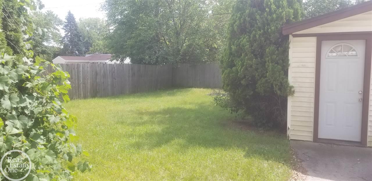 7887 Elizabeth Lake Road Waterford, MI 48327 - Photo 7 of 25