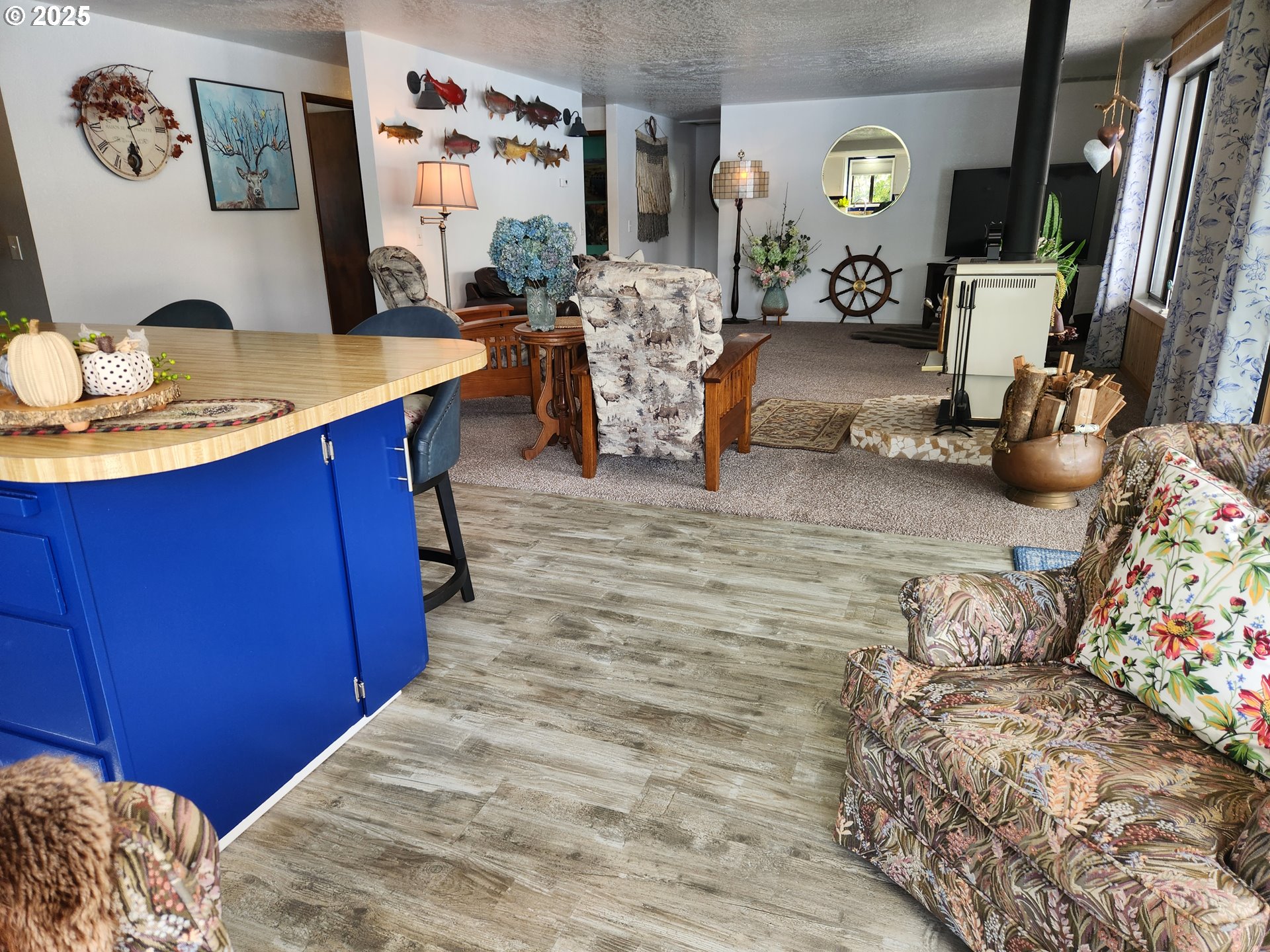 1144 Winchester Avenue Reedsport, OR 97467 - Photo 16 of 47 a living room with furniture and a flat screen tv