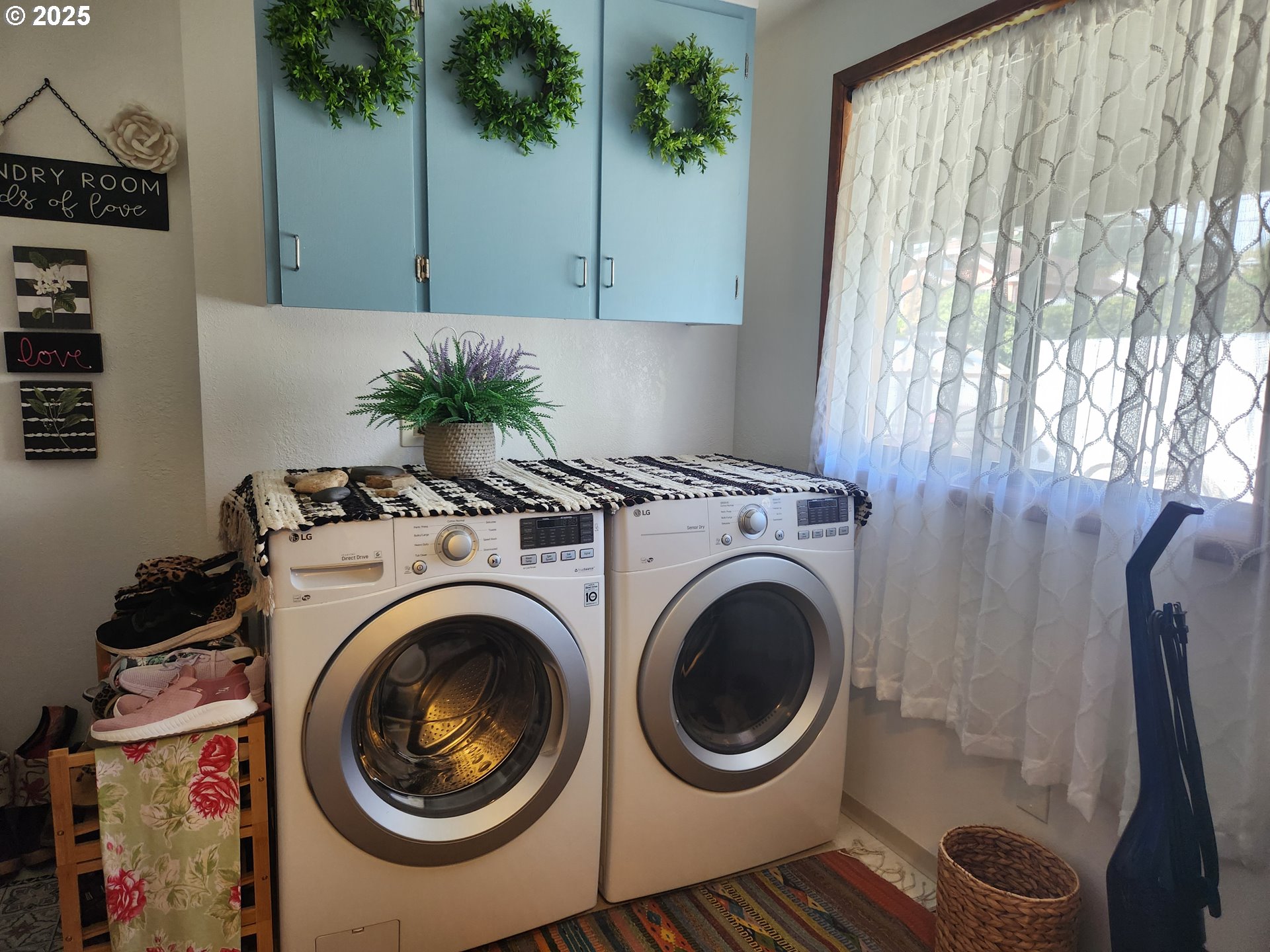 1144 Winchester Avenue Reedsport, OR 97467 - Photo 33 of 47 a view of entryway with washer and dryer
