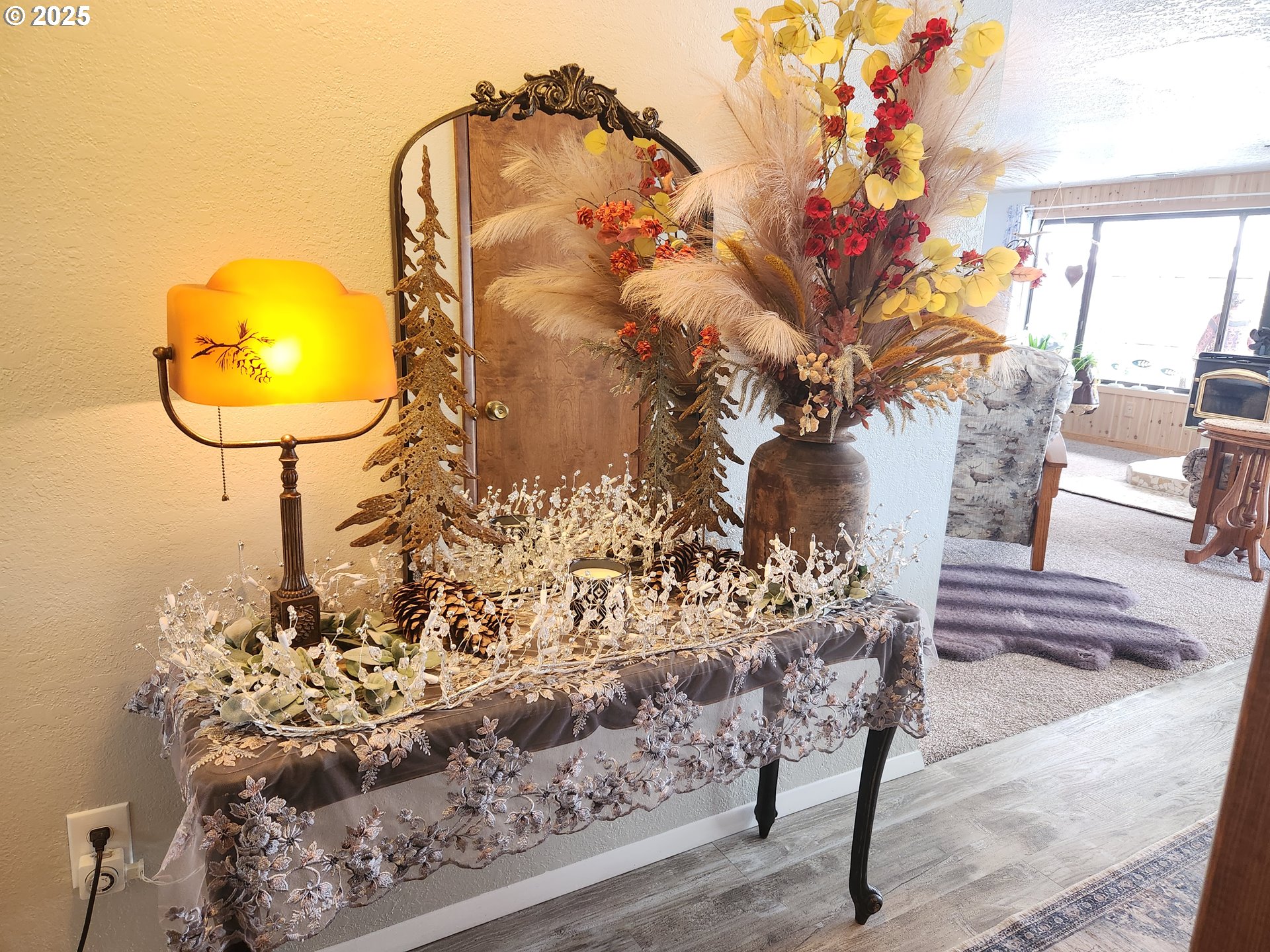 1144 Winchester Avenue Reedsport, OR 97467 - Photo 8 of 47 a vase of flowers sitting on a table