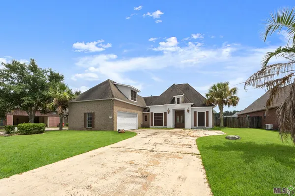 $289,000 | 11414 Pleasant Knoll Drive, Denham Springs, LA 70726