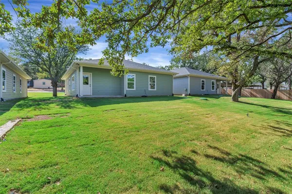 $1,950 | 807 Branding Iron Trail, Granbury, TX 76049