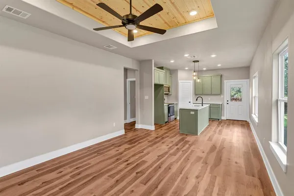 $1,950 | 807 Branding Iron Trail, Granbury, TX 76049