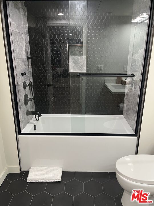 124 South Croft Avenue, Unit 101 Los Angeles, CA 90048 - Photo 15 of 22 a bathroom with a toilet and a shower