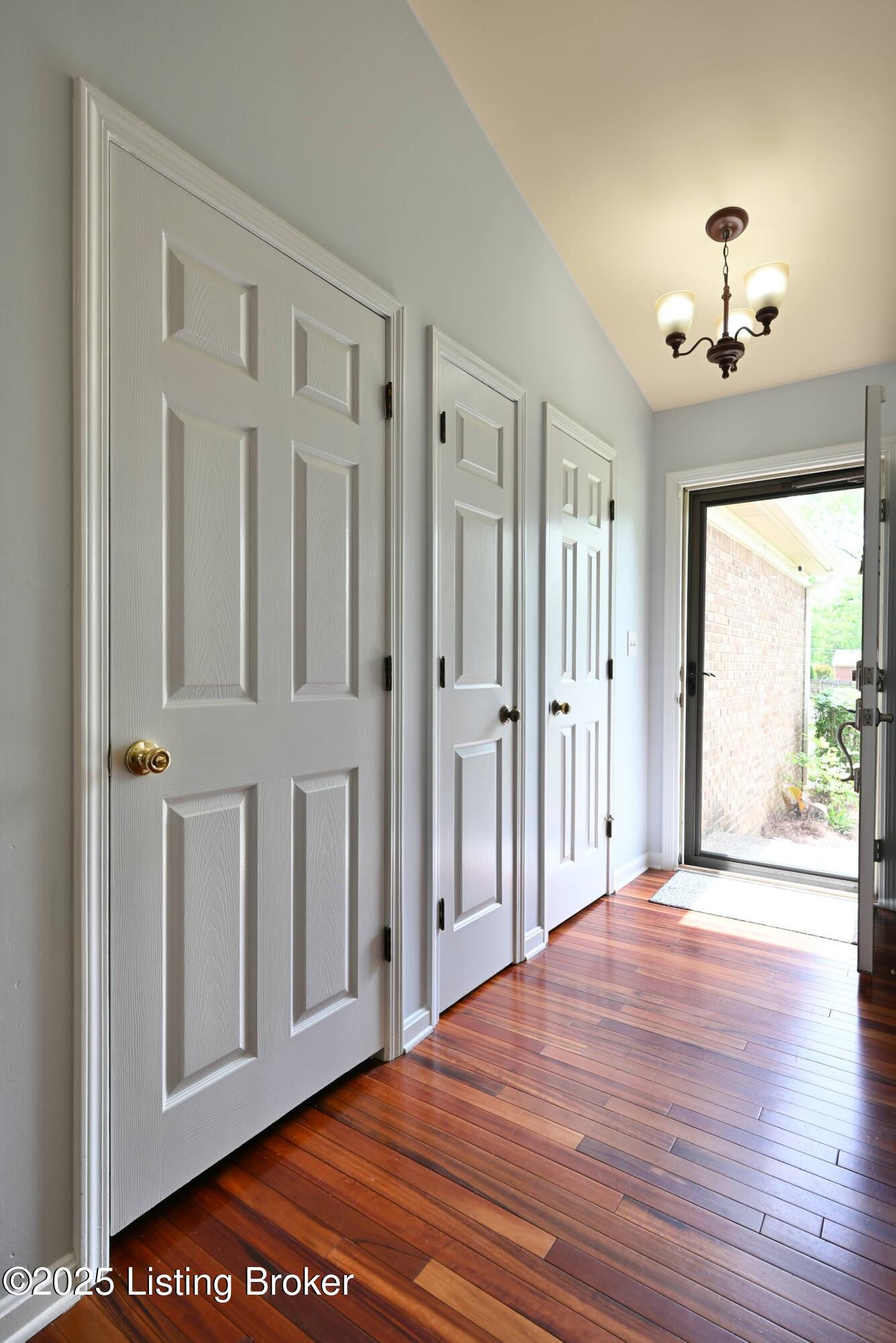 2813 Dandor Road Louisville, KY 40220 - Photo 4 of 30 Entry