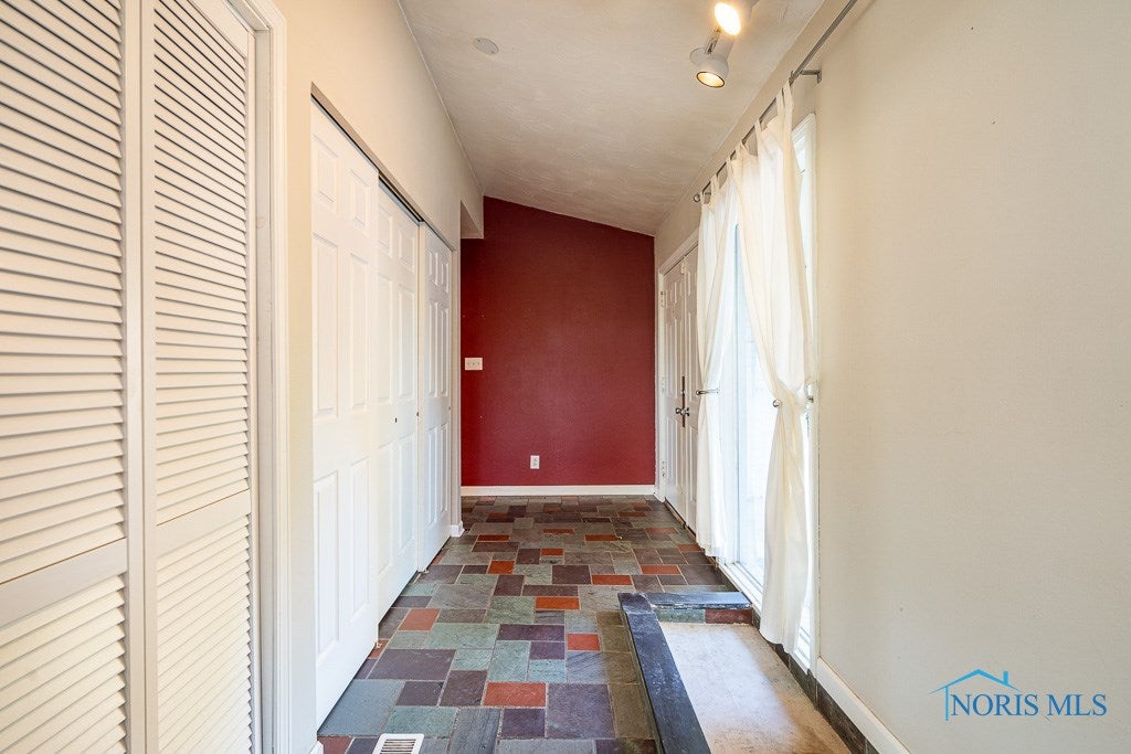 1516 Cherry Valley Road Toledo, OH 43607 - Photo 4 of 19 Gallery Image 4
