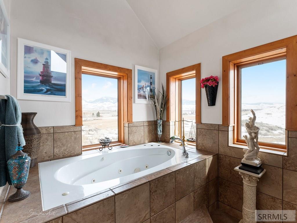 28 Lost Valley Road Salmon, ID 83467 - Photo 52 of 74 Primary Bathroom-Jetted Tub