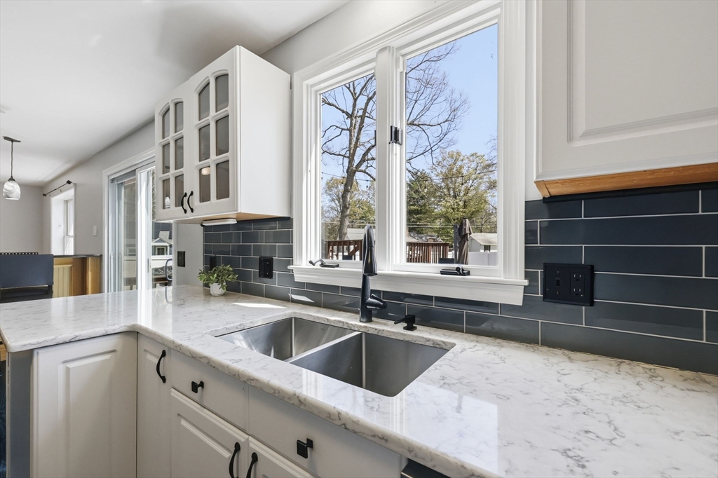 33 Winding Lane Springfield, MA 01118 - Photo 5 of 42