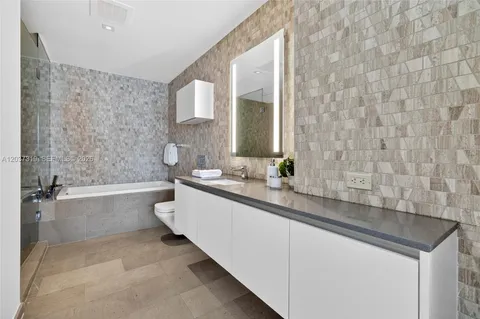 $659,999 | 68 Southeast 6th Street, Unit 3506, Miami, FL 33131