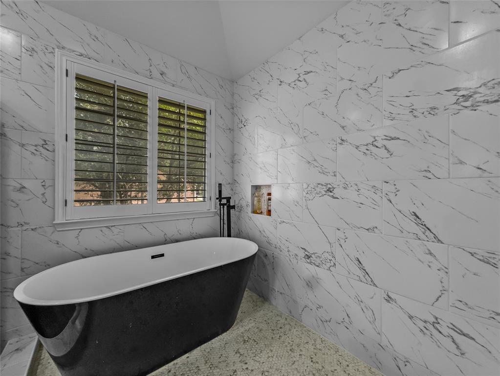 2317 Wellesly Road Rowlett, TX 75089 - Photo 19 of 39 a bathroom with a bathtub and next to a window