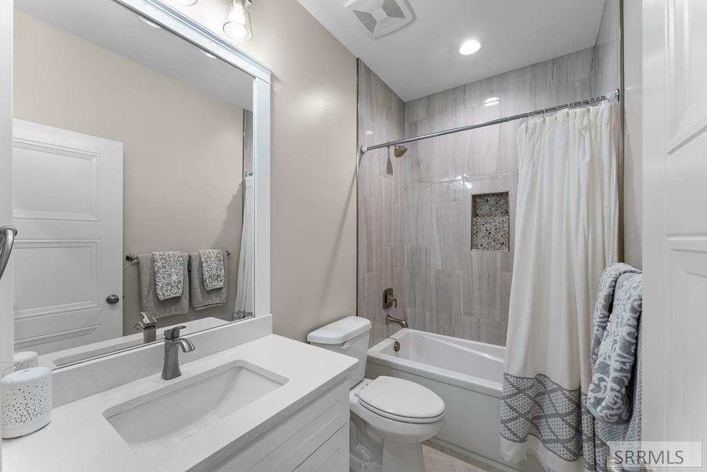 5525 Klamath Fls Street Ammon, ID 83401 - Photo 38 of 78