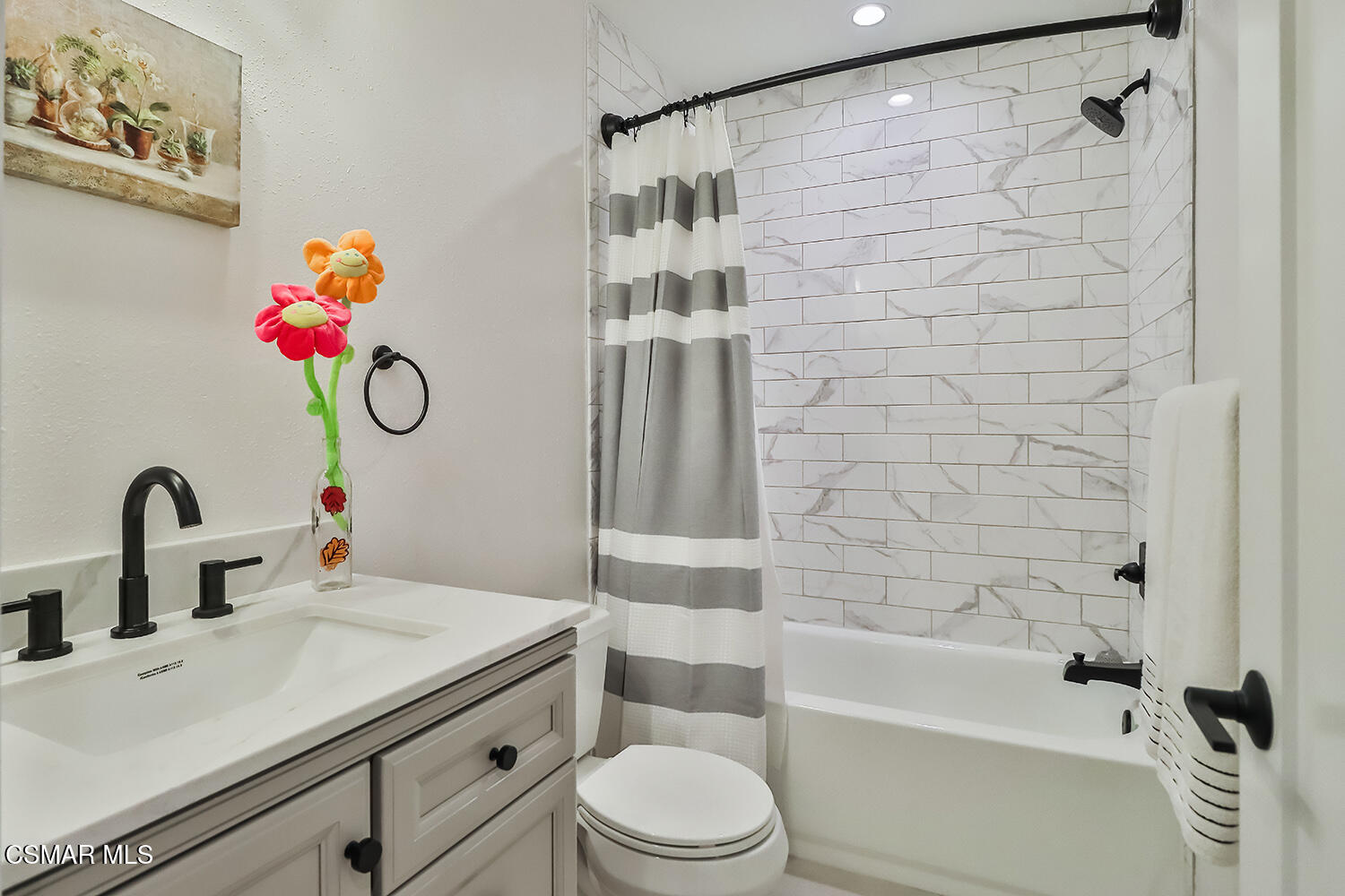 775 Ashland Avenue Simi Valley, CA 93065 - Photo 18 of 36 a bathroom with a sink mirror toilet and bathtub