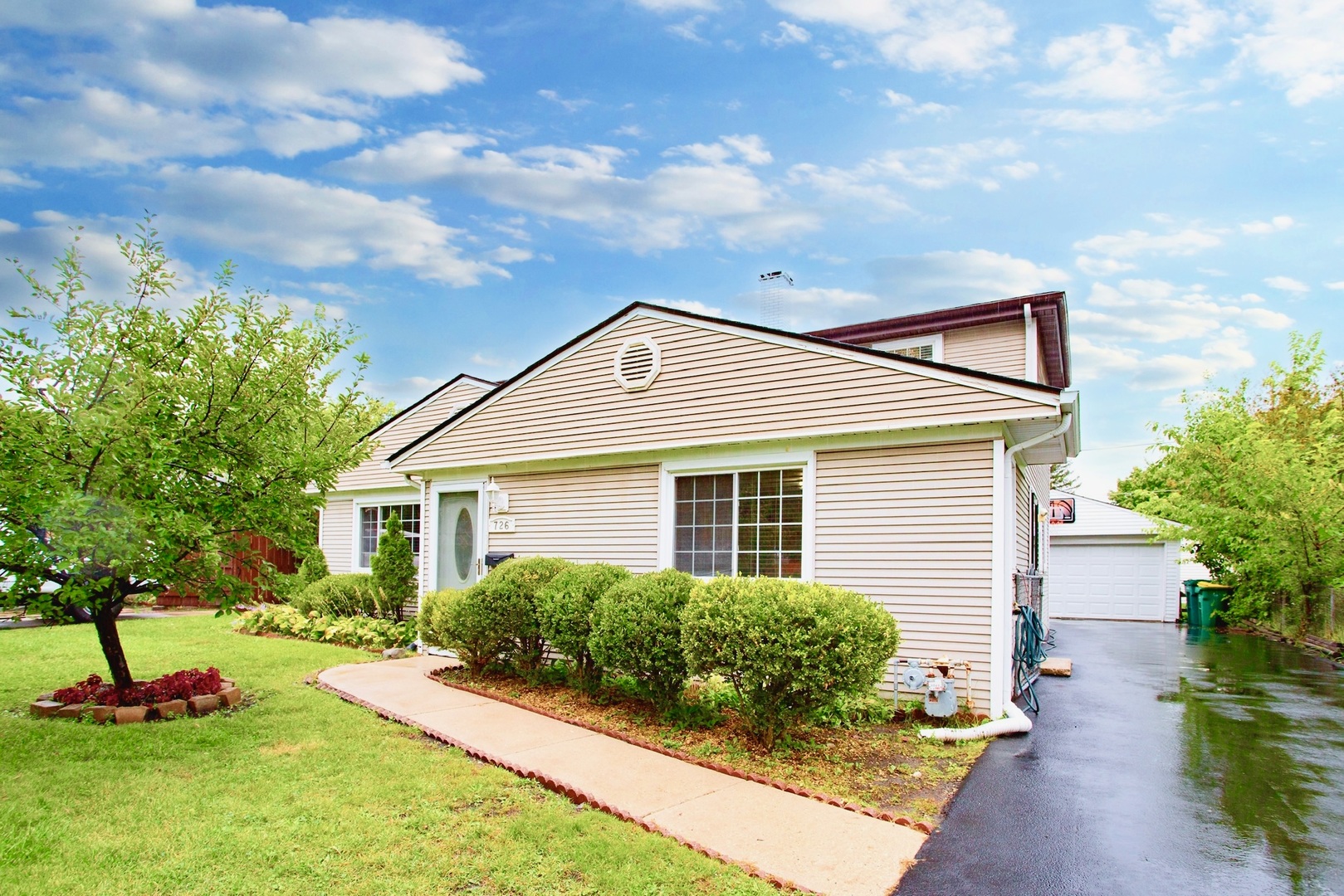 726 South Dennis Road Wheeling, IL 60090 - Photo 1 of 27 Gallery Image 1