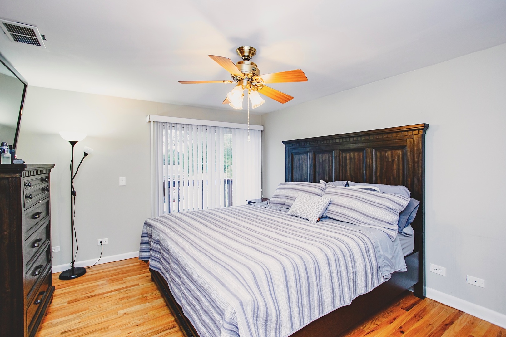 726 South Dennis Road Wheeling, IL 60090 - Photo 16 of 27 Gallery Image 16
