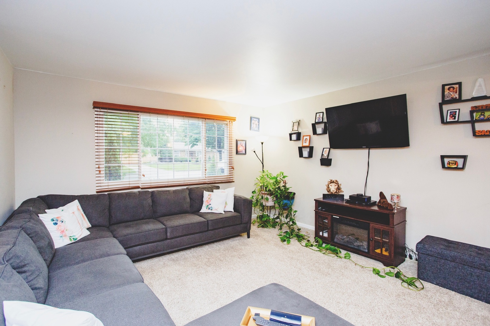 726 South Dennis Road Wheeling, IL 60090 - Photo 6 of 27 Gallery Image 6