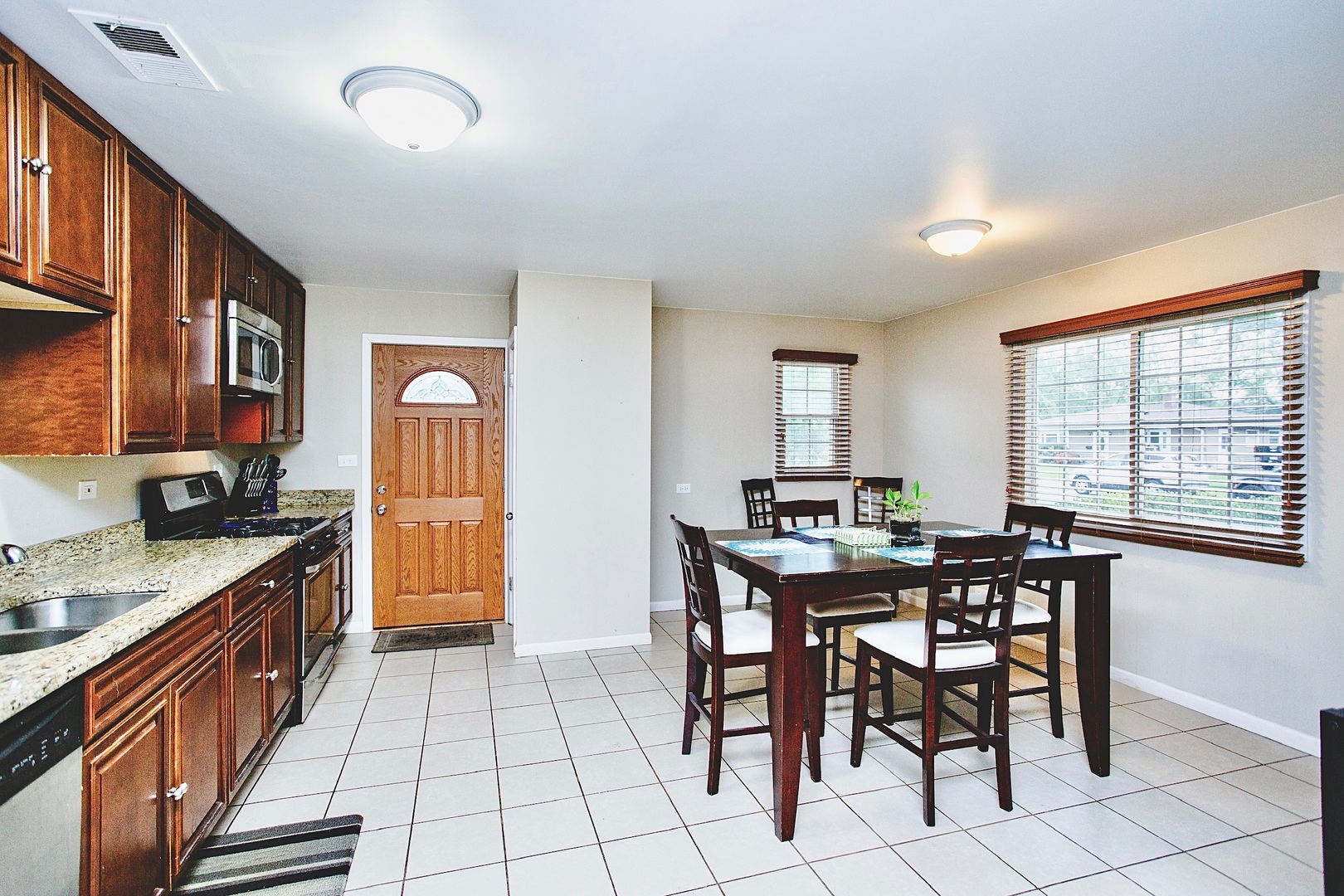 726 South Dennis Road Wheeling, IL 60090 - Photo 10 of 27 Gallery Image 10