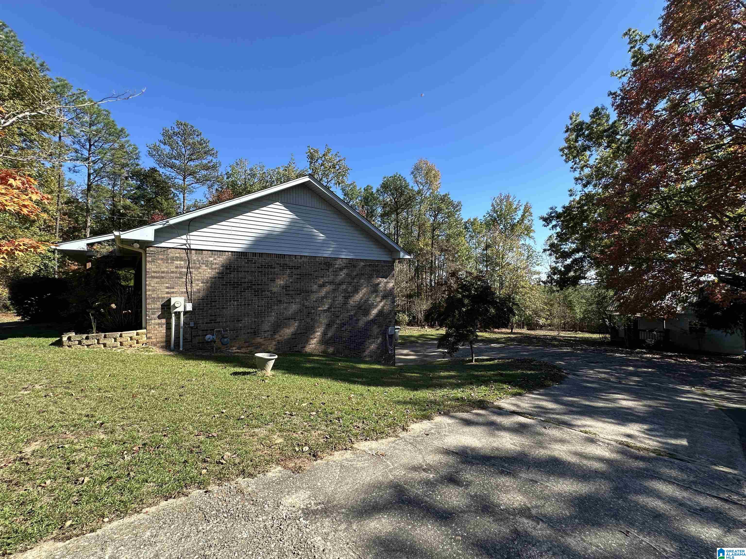 201 Rimcrest Drive Bessemer, AL 35022 - Photo 3 of 40