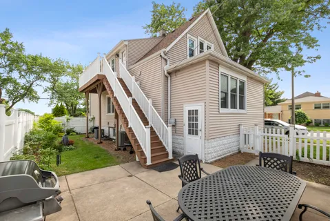 $375,000 | 3858 West 99th Street, Evergreen Park, IL 60805