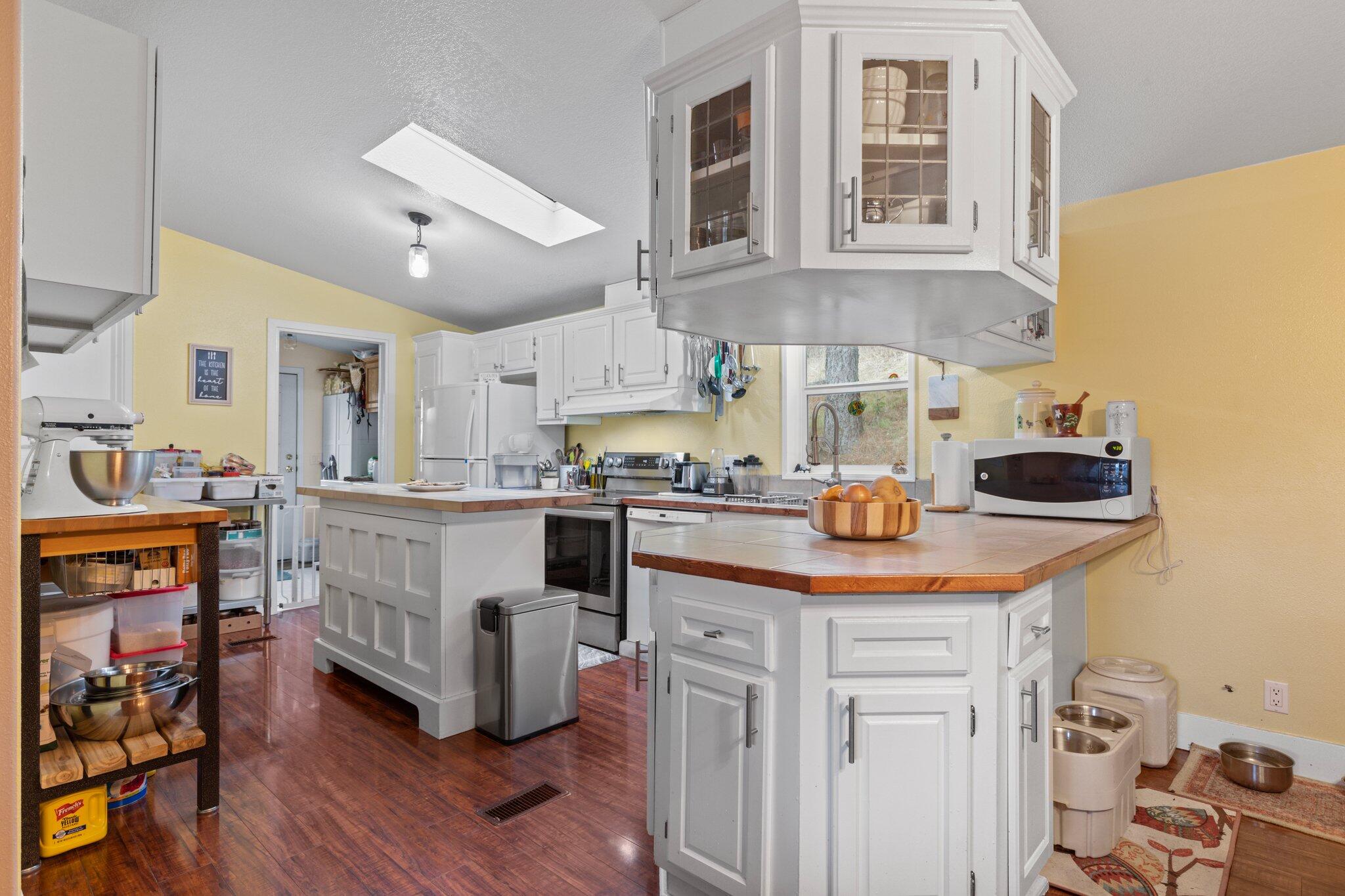 8149 Colonial Way Central Point, OR 97502 - Photo 10 of 24 10