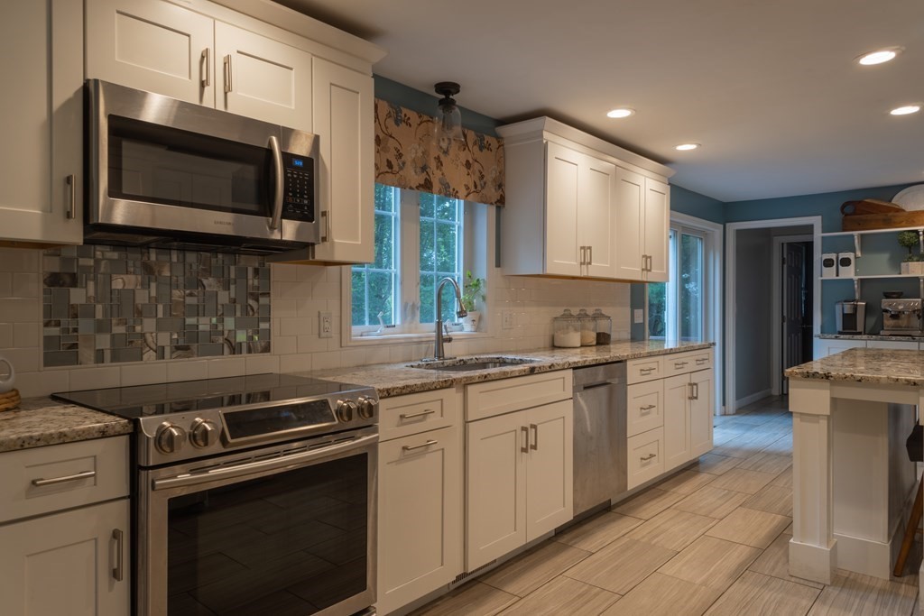 415 Methuen Road Dracut, MA 01826 - Photo 8 of 26 Gallery Image 8