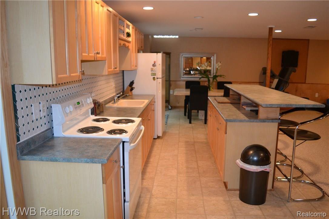 1945 Cedaredge Road Rochester, MI 48306 - Photo 31 of 44 Basement Bar