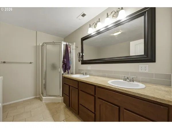 a en suite bathroom with a sink and a mirror
