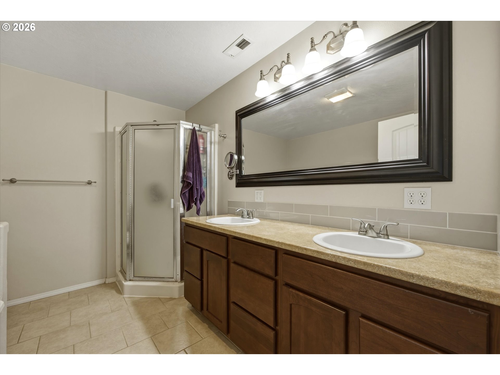 495 Second Street West Irrigon, OR 97844 - Photo 19 of 34 a bathroom with a sink vanity and a mirror