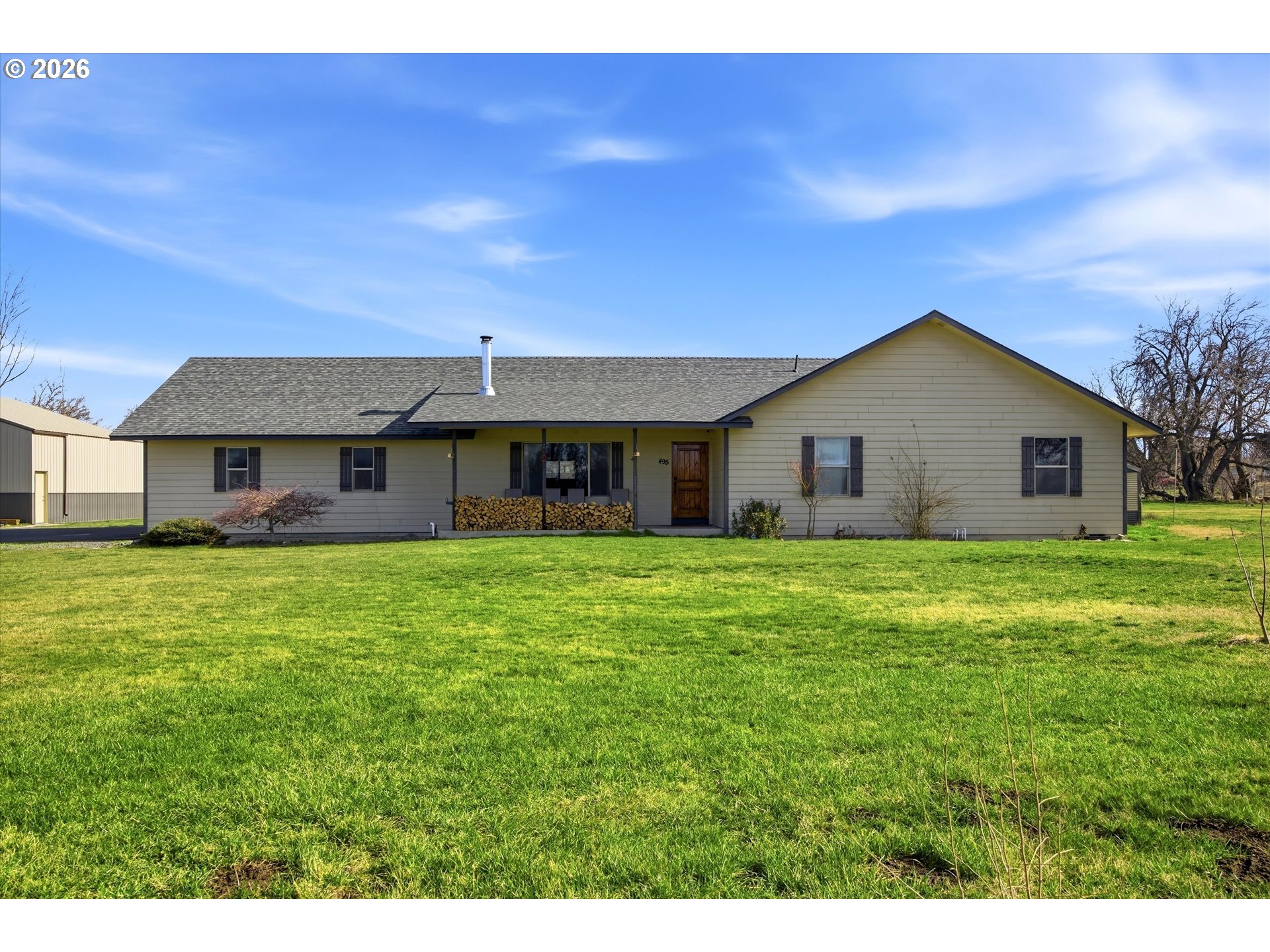 495 Second Street West Irrigon, OR 97844 - Photo 2 of 34 a front view of a house with a garden
